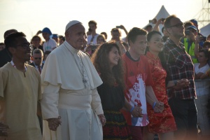 papież franciszek z młodymi